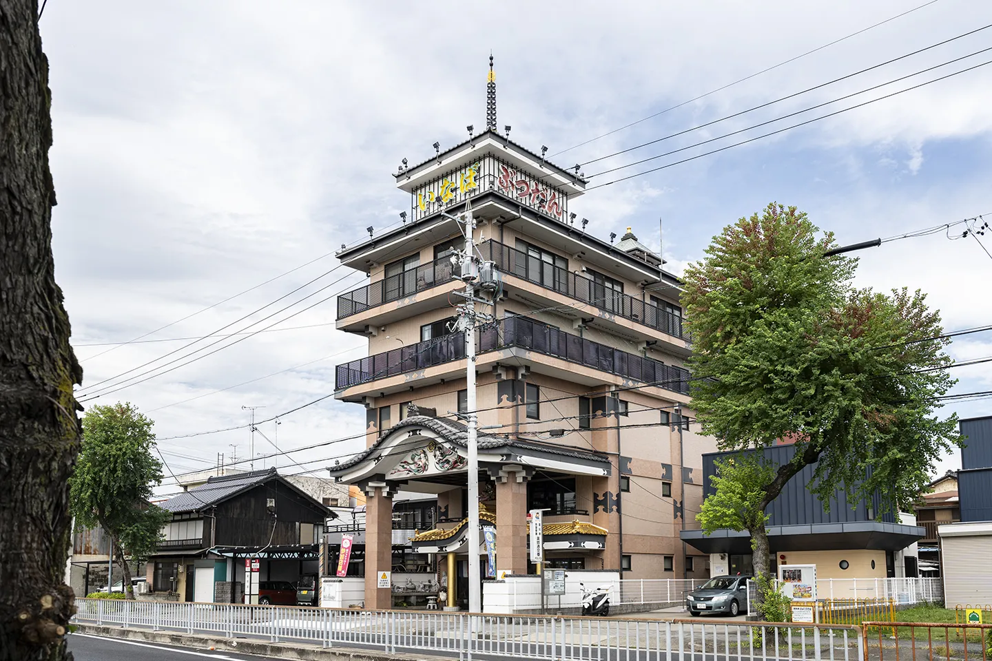 まるで城のような豪華な門構えの名古屋市南区にある稲葉仏壇店