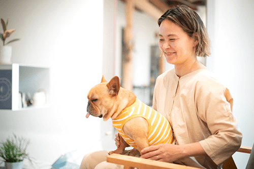 横田さんとパグ