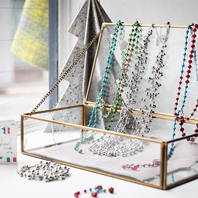 ベルギーの香りを編み込んで紡ぐ。手作りのアクセサリーと、マダムたちの憩いのサロン